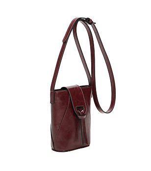 Чанта в бордо през рамо с капак снимка