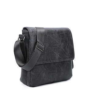 Графитена мъжка чанта през рамо с капак снимка