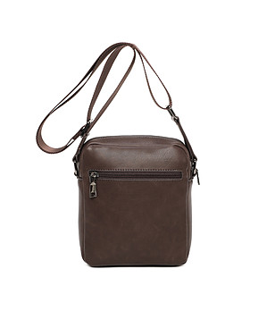 Кафява чанта през рамо снимка