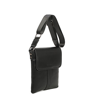 Черна мъжка чанта през рамо с капак снимка