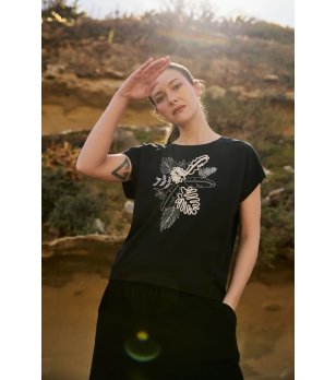 Черна дамска тениска с флорална бродерия снимка