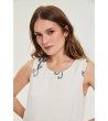 Бяла рокля без ръкави с флорален десен-2 снимка