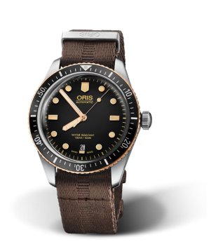 Мъжки черен часовник с кафява текстилна каишка Oris Divers Sixty-Five снимка