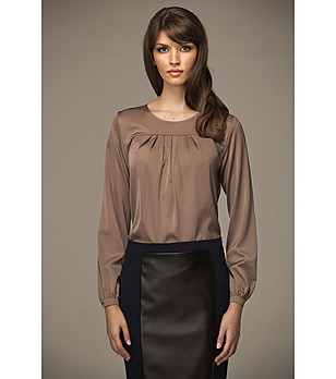 Кафява дамска блуза с обло деколте снимка