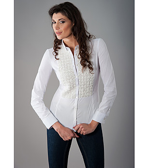 Стилна дамска риза с декорация в бяло снимка