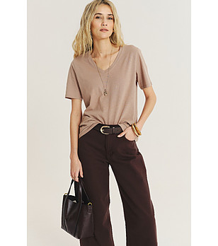 Бежова блуза с V-образно деколте снимка
