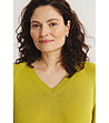 Дамски жълто-зелен пуловер с V-образно деколте-2 снимка