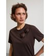 Кафява дамска тениска с апликация цветя-3 снимка