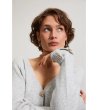 Светлосив дамски пуловер с V-образно деколте и декоративни копчета-4 снимка